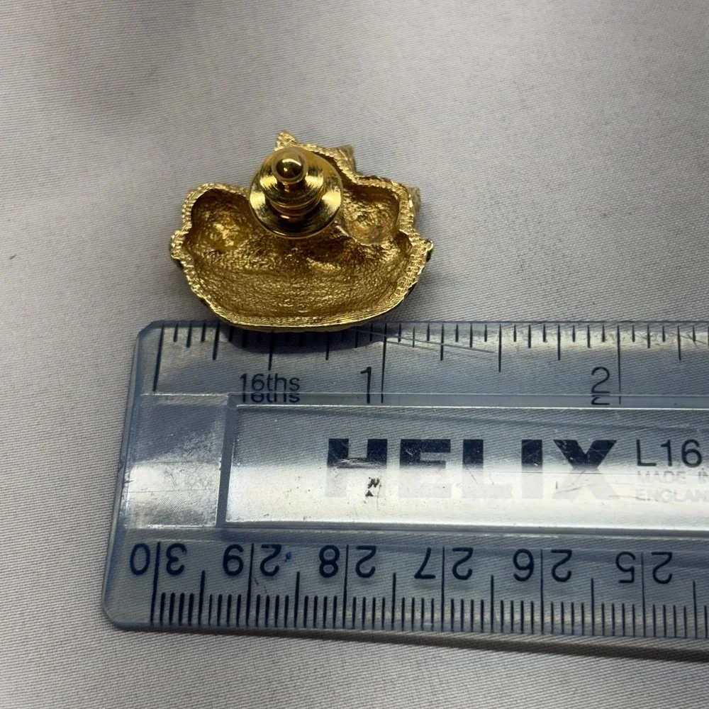 Unbranded Kitten Basket Pin Unisex OS Gold Excellent Vintage Animal Brooch